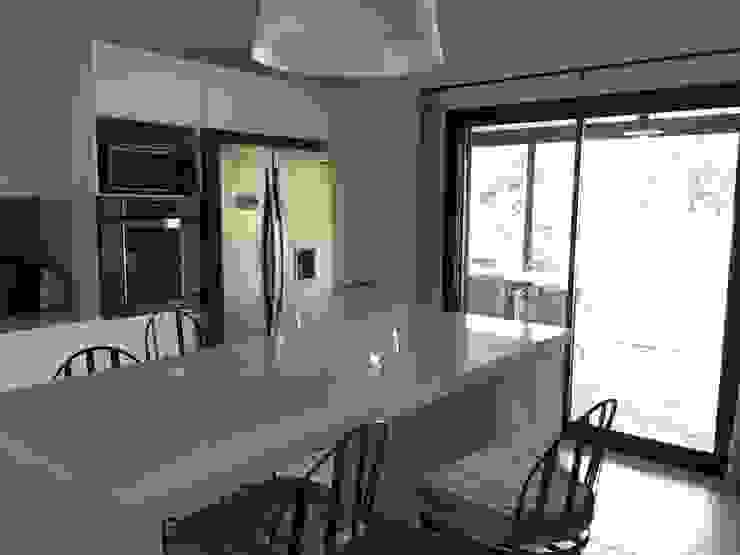 Estudio Dillon Terzaghi Arquitectura - Pilar CozinhaArrumação e despensas Derivados de madeira Branco