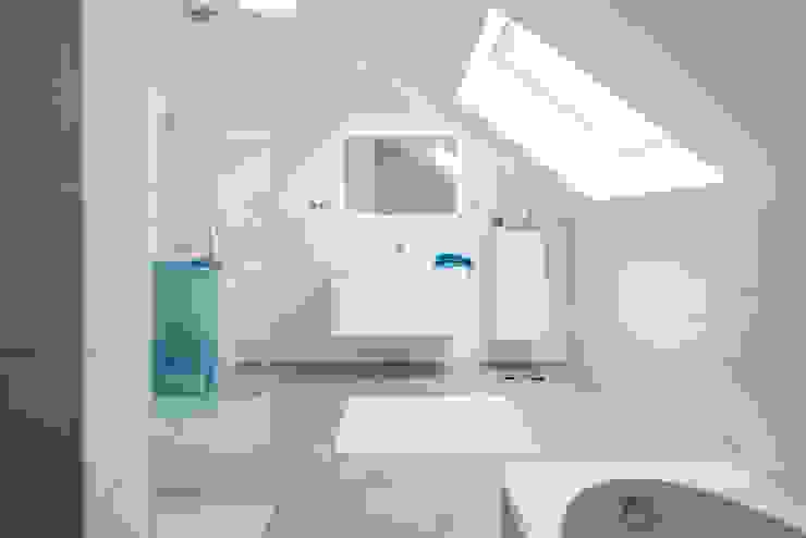 NEO 311 - Ein Zuhause wie eine Insel: Badezimmer von FingerHaus GmbH - Bauunternehmen in Frankenberg (Eder),