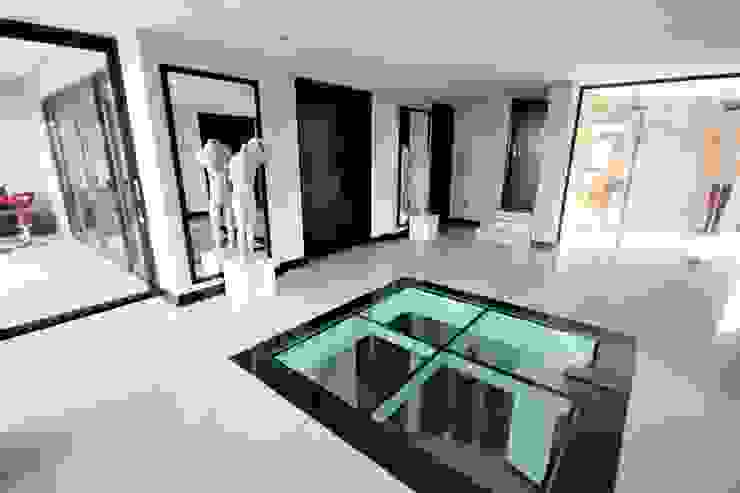 Foyer looking at front door. Nuclei Lifestyle Design Modern Corridor, Hallway and Staircase Black modern,glass facade