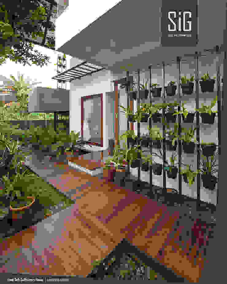 Rumah Kebun Mandiri Pangan (Food Self-Sufficiency House), sigit.kusumawijaya | architect & urbandesigner sigit.kusumawijaya | architect & urbandesigner Balkon, Beranda & Teras Minimalis Kayu Brown