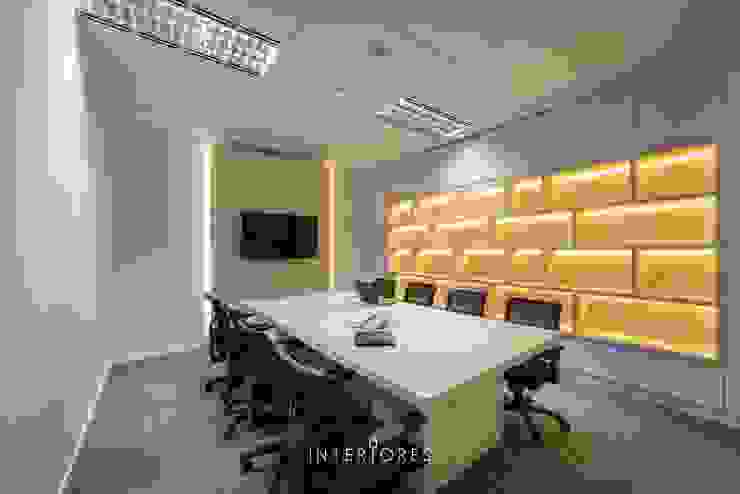 Ruang Meeting (Besar) INTERIORES - Interior Consultant & Build Ruang Komersial Kayu Lapis Wood effect Modern,Minimal,Office,Kantor,Meeting,Rapat,Display,Wood,Kayu,Kantor & toko