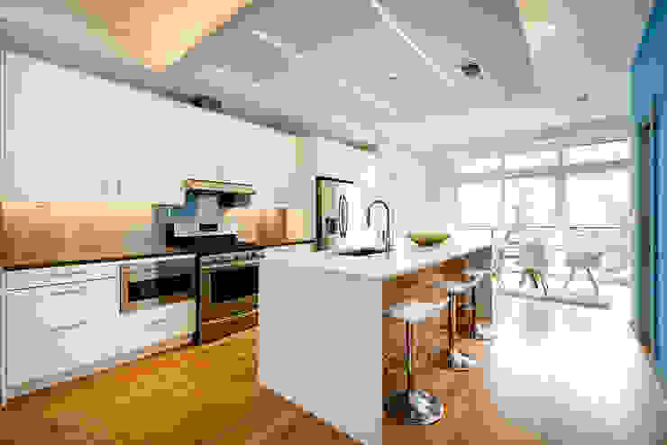 Divis Condo, KUBE architecture KUBE architecture Modern Kitchen modern kitchen,kitchen island,modern,kitchen,bar,barstools