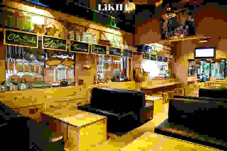 PASAR CISANGKUY - Design & Build, Likha Interior Likha Interior ラスティックなレストラン 合板（ベニヤ板） 木目調