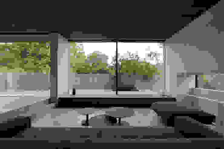 リビング｜緑を望む大開口｜三鷹の家 Ｕ建築設計室 モダンデザインの リビング