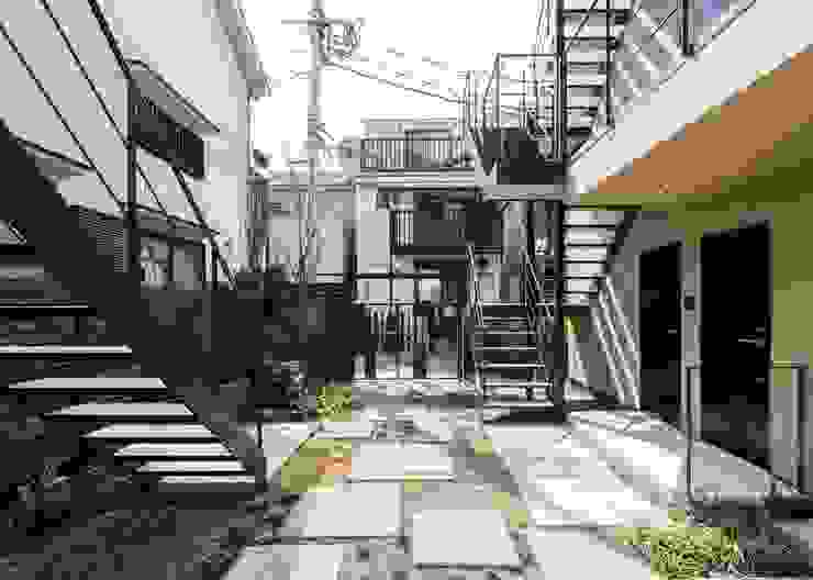 ろじにわ Unico design一級建築士事務所 オリジナルな 庭 庭,ろじにわ,木造３階共同住宅,賃貸,オーナー住戸,全戸南向き,長屋,階段