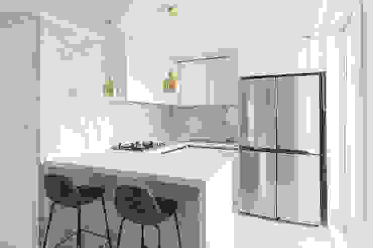 화이트와 우드로 아늑한 갤러리처럼 꾸민 30평대 아파트 인테리어, husk design 허스크디자인 husk design 허스크디자인 미니멀리스트 주방 캐비닛,조리대,가구,건물,특성,싱크대,주방,수도꼭지,주방용품,주방 스토브