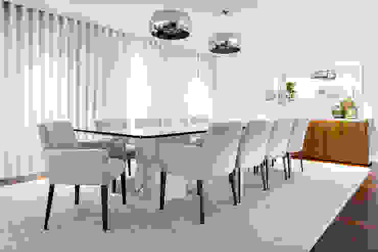 SALA DE JANTAR EM MORADIA TGV Interiores Salas de jantar ecléticas INTERIORES,SALA,MOBILIÁRIO,DECORAÇÃO,PROJETO,ILUMINAÇÃO,mesa de jantar,aparador,candeeiros,sala de jantar