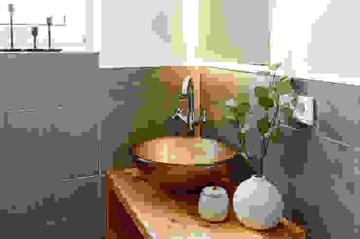 Gästebad im Landhausstil homify Moderne Badezimmer Holz Bernstein/Gold banovo,badsanierung,sanierung,holz,holzwaschtisch,weiß,deko,glaswaschbecken,aufsatzwaschbecken,licht,beleuchtung,spiegel