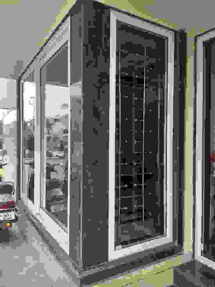 Villa in New Chandigarh Near Eco City, Kapilaz Space Planners & Interior Designer Kapilaz Space Planners & Interior Designer Asiatischer Balkon, Veranda & Terrasse Granit Holznachbildung Accessoires und Dekoration