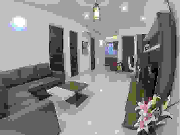 Villa in New Chandigarh Near Eco City, Kapilaz Space Planners & Interior Designer Kapilaz Space Planners & Interior Designer Modern corridor, hallway & stairs Plywood White