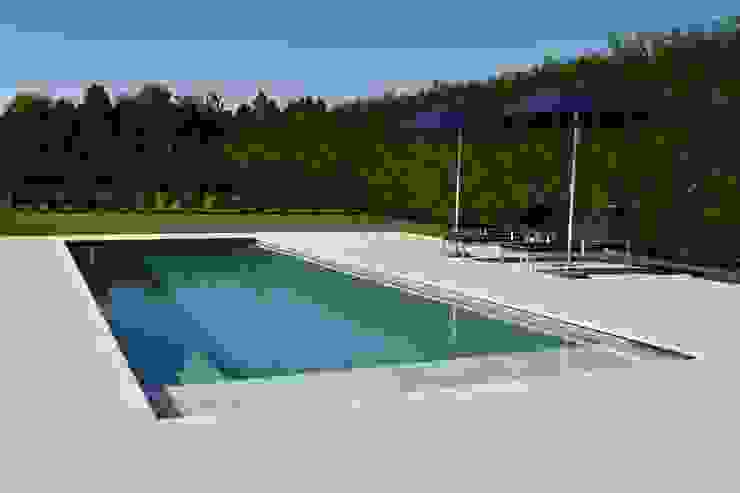 Piscina a skimmer in campagna Basketliving - Outdoor d'eccellenza Piscina moderna piscina all'aperto,piscina in giardino,pavimento in marmo,piastrelle colorate