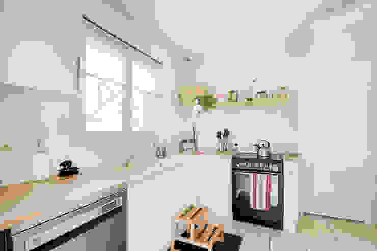 Aménagement d'une cuisine dans une maison en location Dame Cafoutch Éléments de cuisine Contreplaqué Blanc cuisine,fonctionnelle,vert tendre