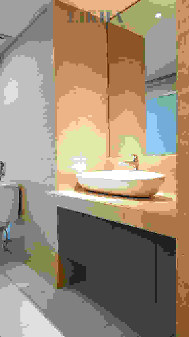 APARTEMEN SENYAMAN RUMAH PRIBADI di Art Deco Apartment, Likha Interior Likha Interior Ванна кімната Фанера Сірий
