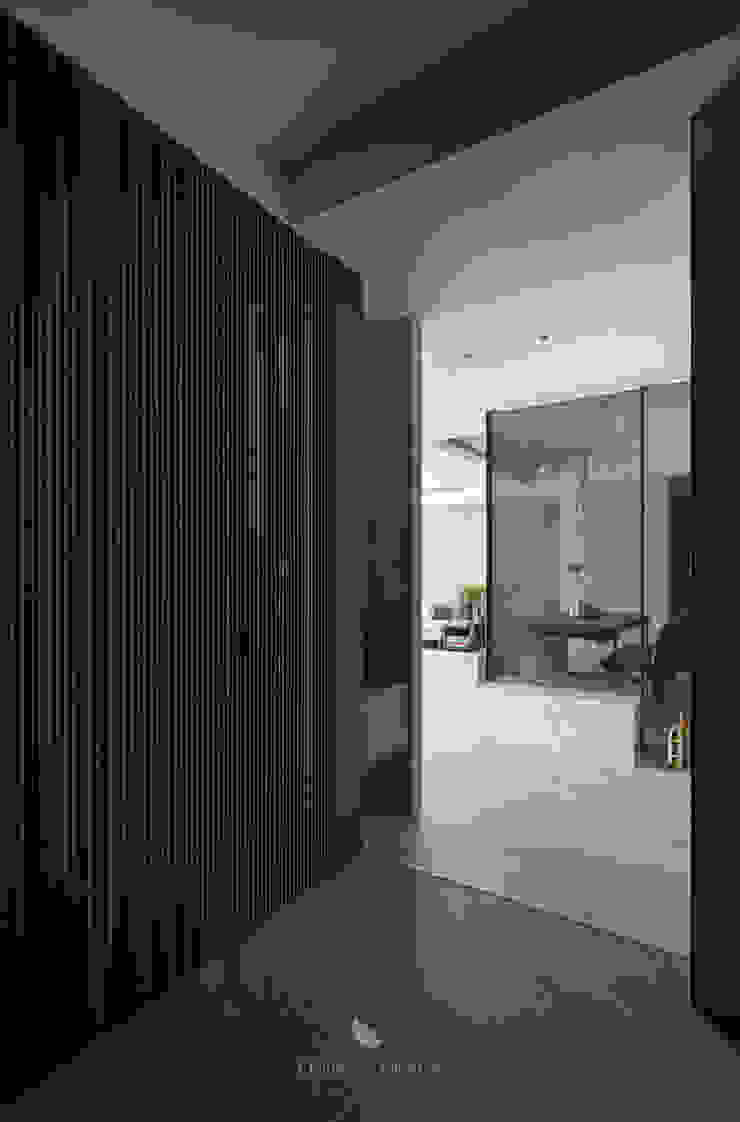 橙羿設計有限公司 Ingresso, Corridoio & Scale in stile moderno