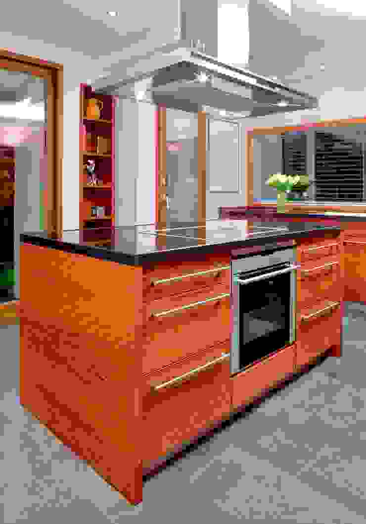Einbauküche in Goldteak Echtholz Bau- und Möbelschreinerei Mihm GmbH & Co. KG Einbauküche Holz