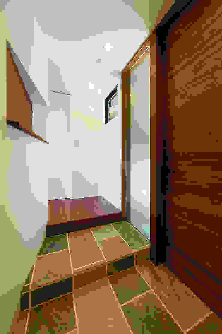 一級建築士事務所haus Nowoczesny korytarz, przedpokój i schody Drewno Biały