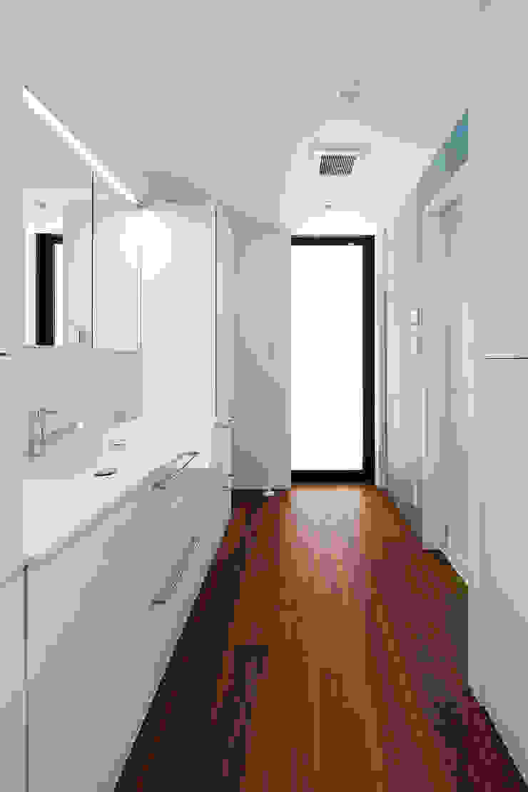 一級建築士事務所haus Nowoczesna łazienka Drewno Biały