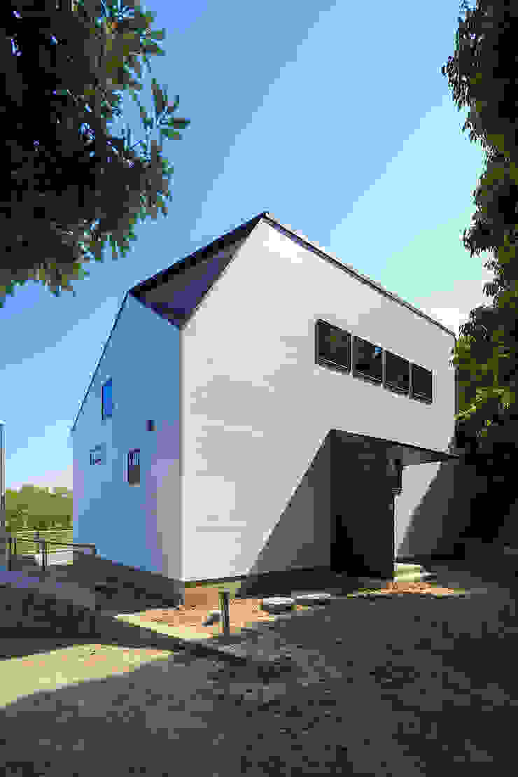一級建築士事務所haus Dom jednorodzinny Drewno Biały