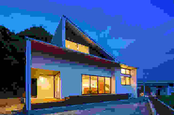 一級建築士事務所haus Dom jednorodzinny Drewno Biały