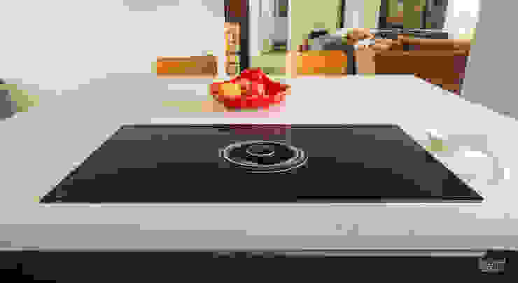 Placa de indução AEG com extração pela bancada. Moderestilo - Cozinhas e equipamentos Lda Cozinhas modernas Vidro Preto Produtos eletrónicos