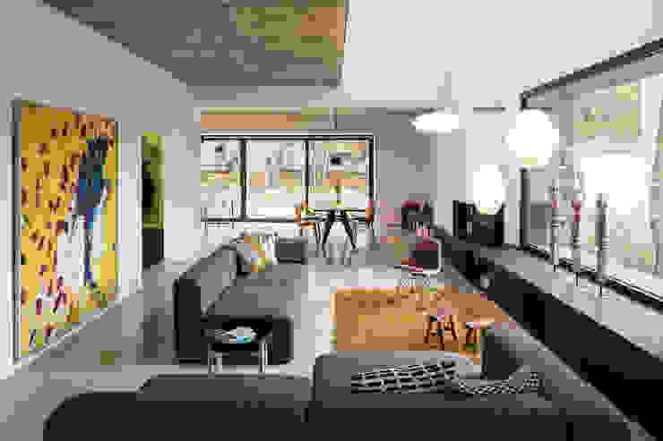REANIMATION - Wohnzimmer Sehw Architektur Industriale Wohnzimmer graues Sofa,gelber Teppich,Luftraum,Papierlampen,Sichtbetondecke,Rohbetondecke,Kamin,Galerie