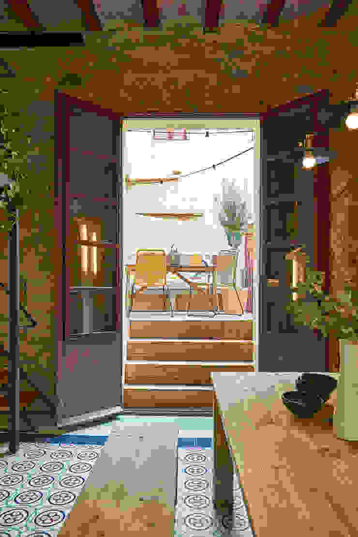 ROSIC APARTMENT Bloomint design Balkon, Beranda & Teras Gaya Mediteran