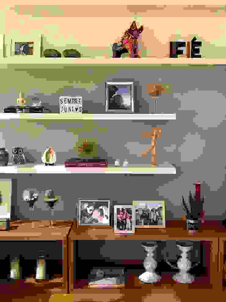 APARTAMENTO LEBLON, Maria Claudia Faro Maria Claudia Faro Propriedade,Sapato,Prateleira,Mobiliário,Branco,Estante,Prateleiras,Design de interiores,Laranja,Iluminação