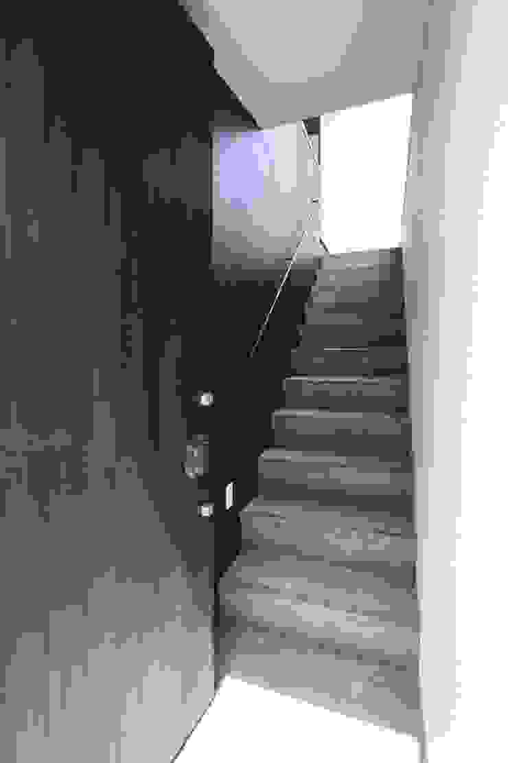 玄関へのドア 石川淳建築設計事務所 ミニマルスタイルの 玄関&廊下&階段 黒色