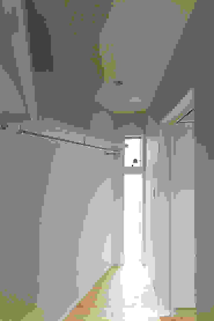 一級建築士事務所アトリエm SypialniaSzafy i komody