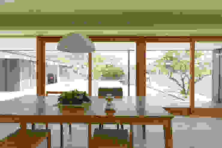 toki Architect design office Sala da pranzo moderna Legno Variopinto