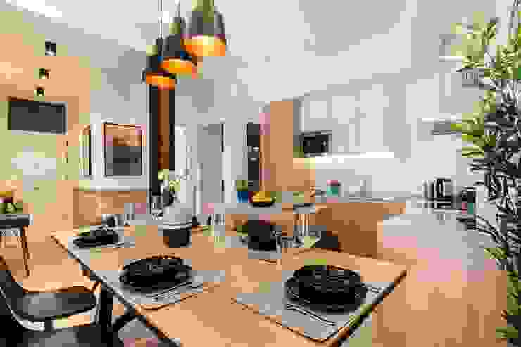 Zona de día de la vivienda de Nadav Rez estudio Comedores de estilo moderno Negro cosmopolita,detalles en negro,espacio abierto,lámparas modernas,Accesorios y decoración