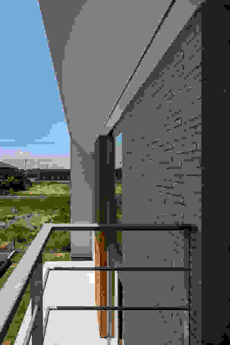 松岡淳建築設計事務所 Modern balcony, veranda & terrace