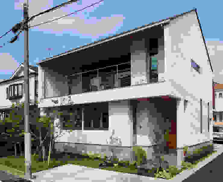 つなぎ梁の家, 西島正樹／プライム一級建築士事務所 西島正樹／プライム一級建築士事務所 木造住宅 砂岩 白色