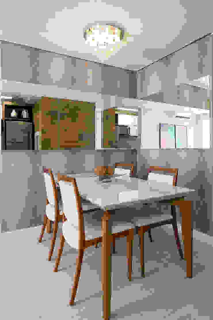 Sala Estar e Jantar - Apartamento Way INOVA Arquitetura Salas de jantar modernas sala jantar,mesa vidro,espelho,papel de parede,porcelanatto