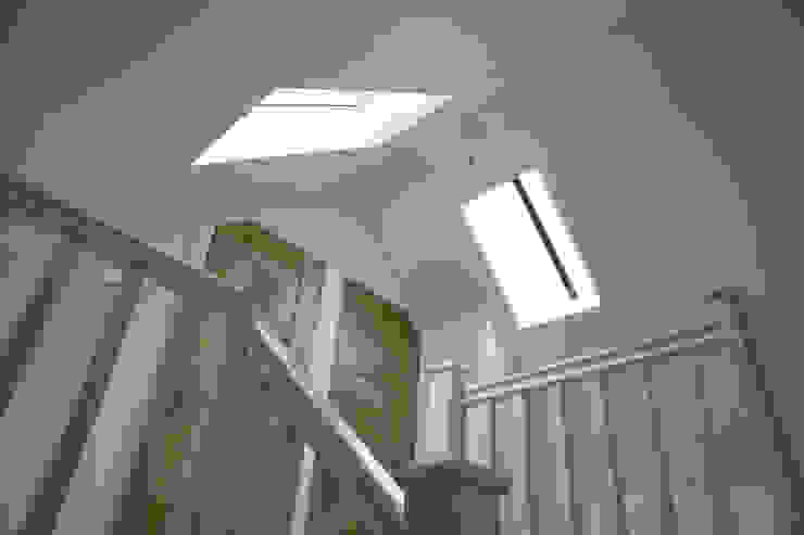 Stairs to Second Floor dwell design ทางเดินในสไตล์ประเทศห้องโถงและบันได