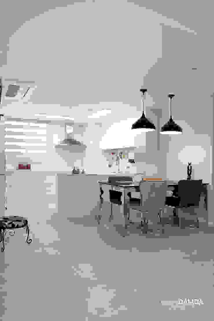 Nowoczesna jadalnia od 디자인담다 Nowoczesny