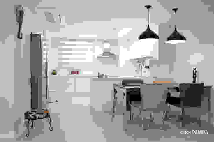 Nowoczesna jadalnia od 디자인담다 Nowoczesny