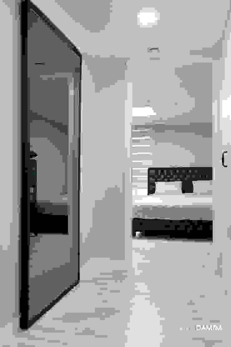 Nowoczesny pokój multimedialny od 디자인담다 Nowoczesny