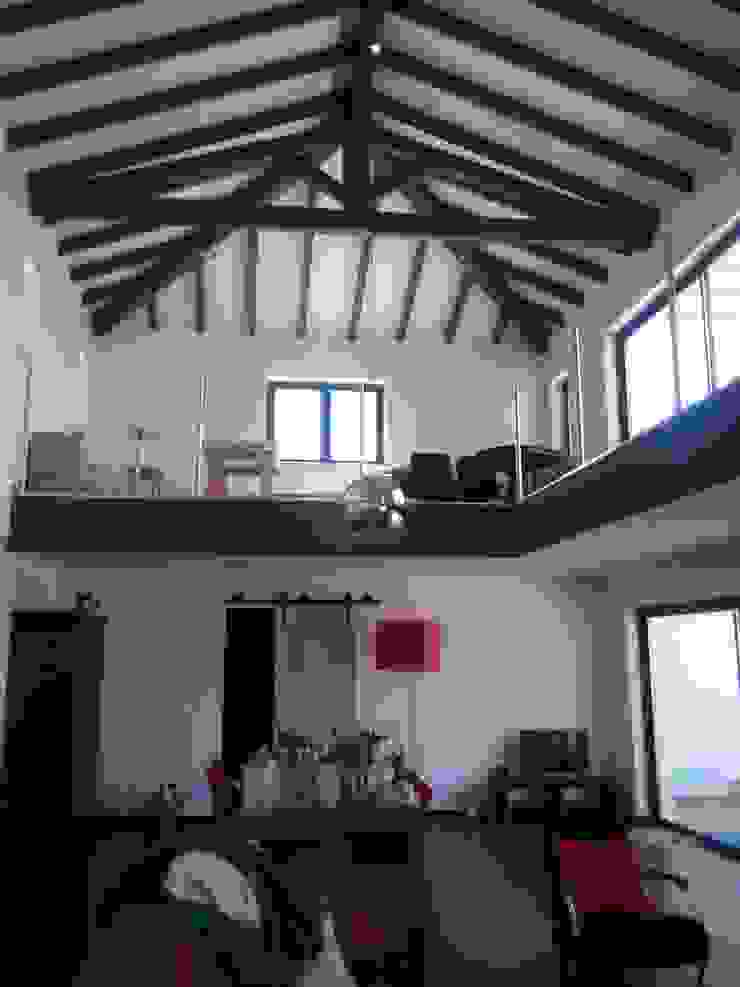 Vista sobre a sala de estar Salas de estar clássicas por Arkhimacchietta Atelier Clássico Madeira maciça Multicolor