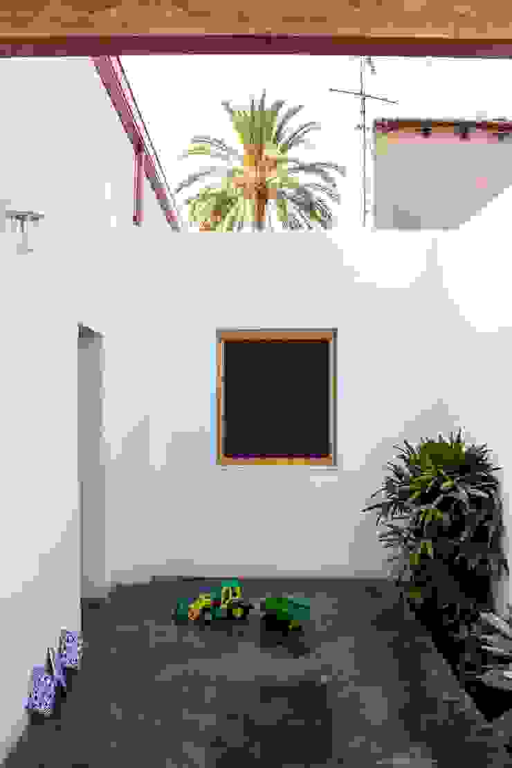 Patio andaluz en casa mediterránea ARREL arquitectura Balcones y terrazas de estilo rural Blanco patio,andaluz,ingles,courtyard,white,architecture,mediterranean,style,concrete,floor,traditional,house