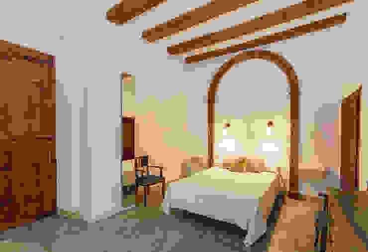 Dormitorio Principal Arquivistes Estudi Dormitorios de estilo rural dormitorio,vigas de madera,arco,suelo de hormigón