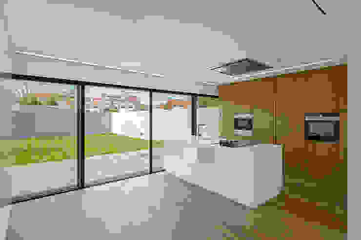 Casa 7Bicas por Guillaume Jean Architect & Designer Minimalista