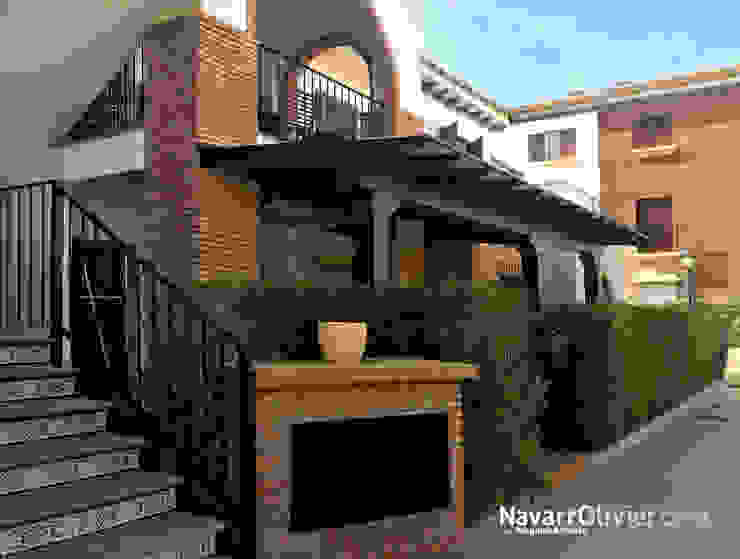 Porche en madera acabado en palisandro y blanco, NavarrOlivier NavarrOlivier Klassischer Balkon, Veranda & Terrasse Holz Braun