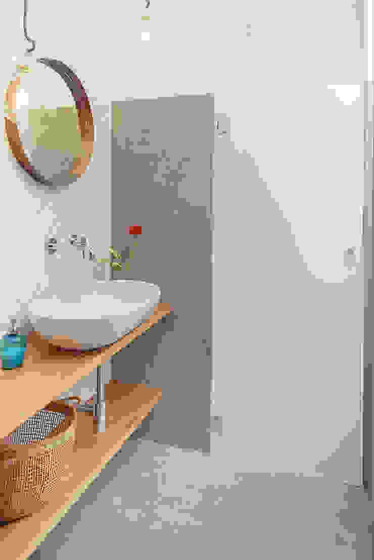 Casa Ca_Sa, manuarino architettura design comunicazione manuarino architettura design comunicazione Industrial style bathroom Tiles White