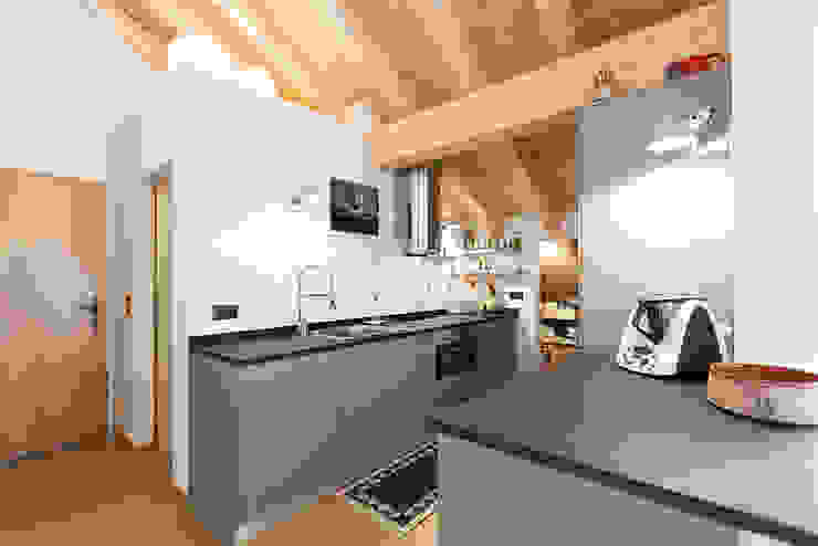 CUCINA Studio Architettura Macchi Cucina in stile scandinavo cucina su misura,piano di lavoro,volume bagno ospiti,lampade Ikea,Artemide Tolomeo,copertura in abete