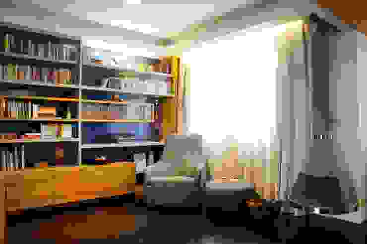 Biblioteca com Cantinho de leitura e lareira Escritórios modernos por MARIA FERNANDA PEREIRA Moderno Madeira maciça Multi colorido