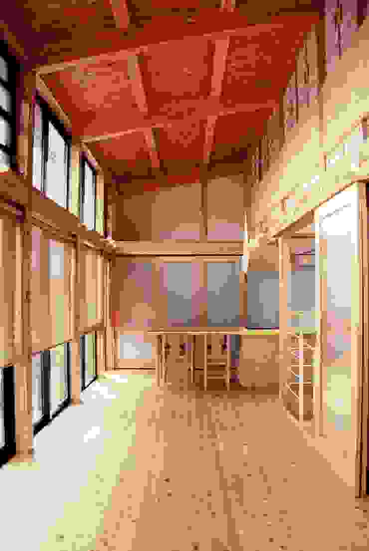 公園緑地に面した中庭のある自然素材住宅 ウッドデッキと連なる天井の高いリビング Homify 公園緑地に面した中庭のある自然素材住宅 ウッドデッキと連なる天井の高いリビング Homify