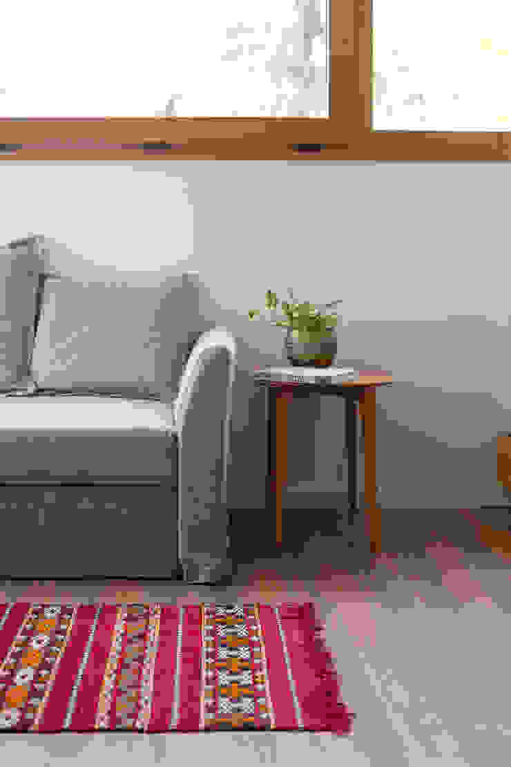 Atico - Barcelona Guinardo CLAAAC interiorismo y diseño Salones de estilo escandinavo salon,sala de estar,parquet,sofá gris,mesa auxiliar,alfombra,deco,plantas de interior,mobiliario vintage