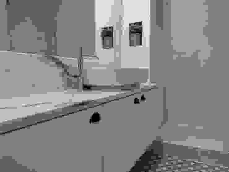 Apartamento Avenidas Novas Casas de banho minimalistas por CF Arquitectura e Design Minimalista Pedra