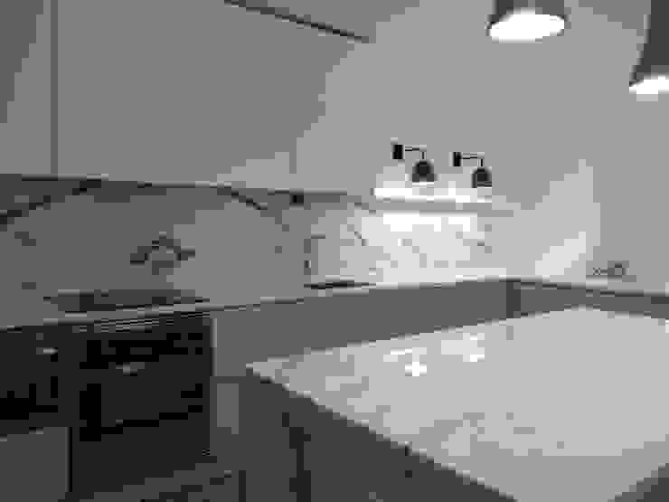 Apartamento Avenidas Novas Cozinhas minimalistas por CF Arquitectura e Design Minimalista Pedra